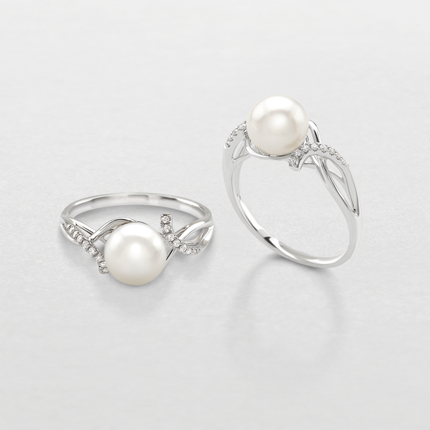 white gold with pearl and diamonds ring