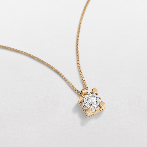 rose  gold and diamonds necklace