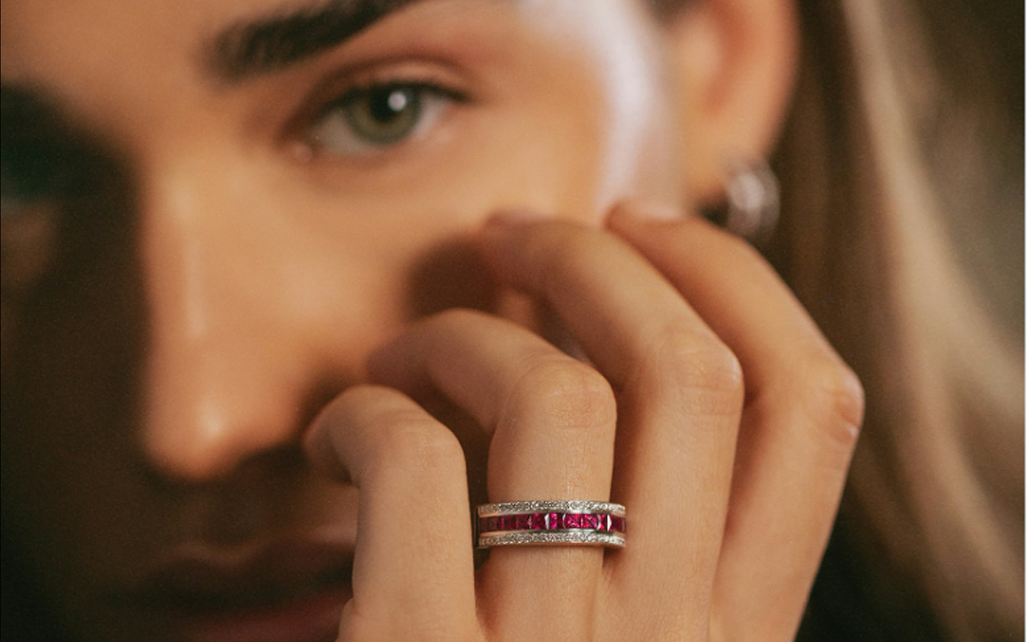 Anello di design, collezione Antologie. Anello in oro bianco con diamanti e fila di rubino rosso al centro