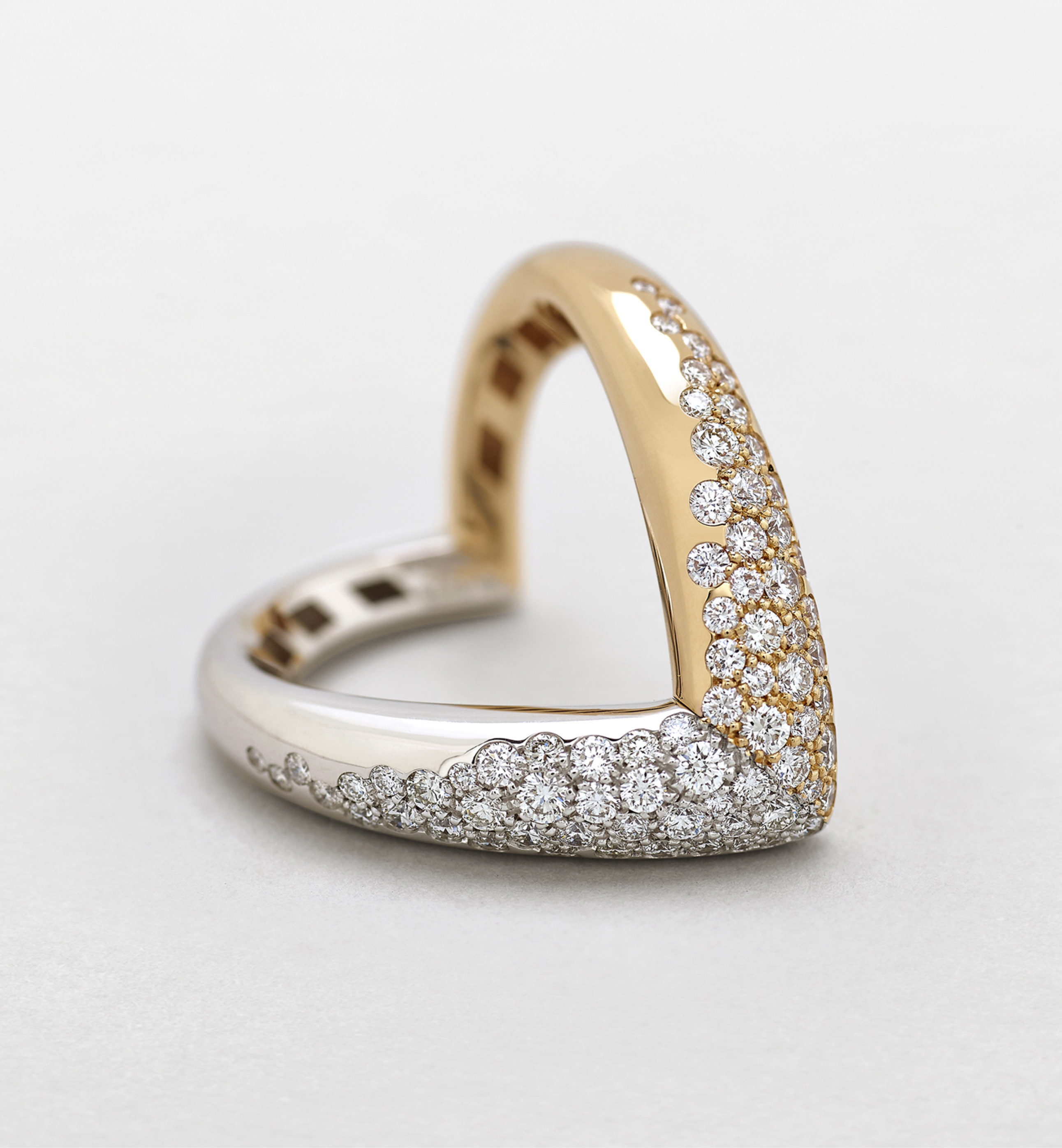 Anello iconico di Like Me Intro: A16793. Linea Boomerang: anello che richiama la V di Giorgio Visconti e la forma del cuore. Anello in oro bianco, rosa con diamanti